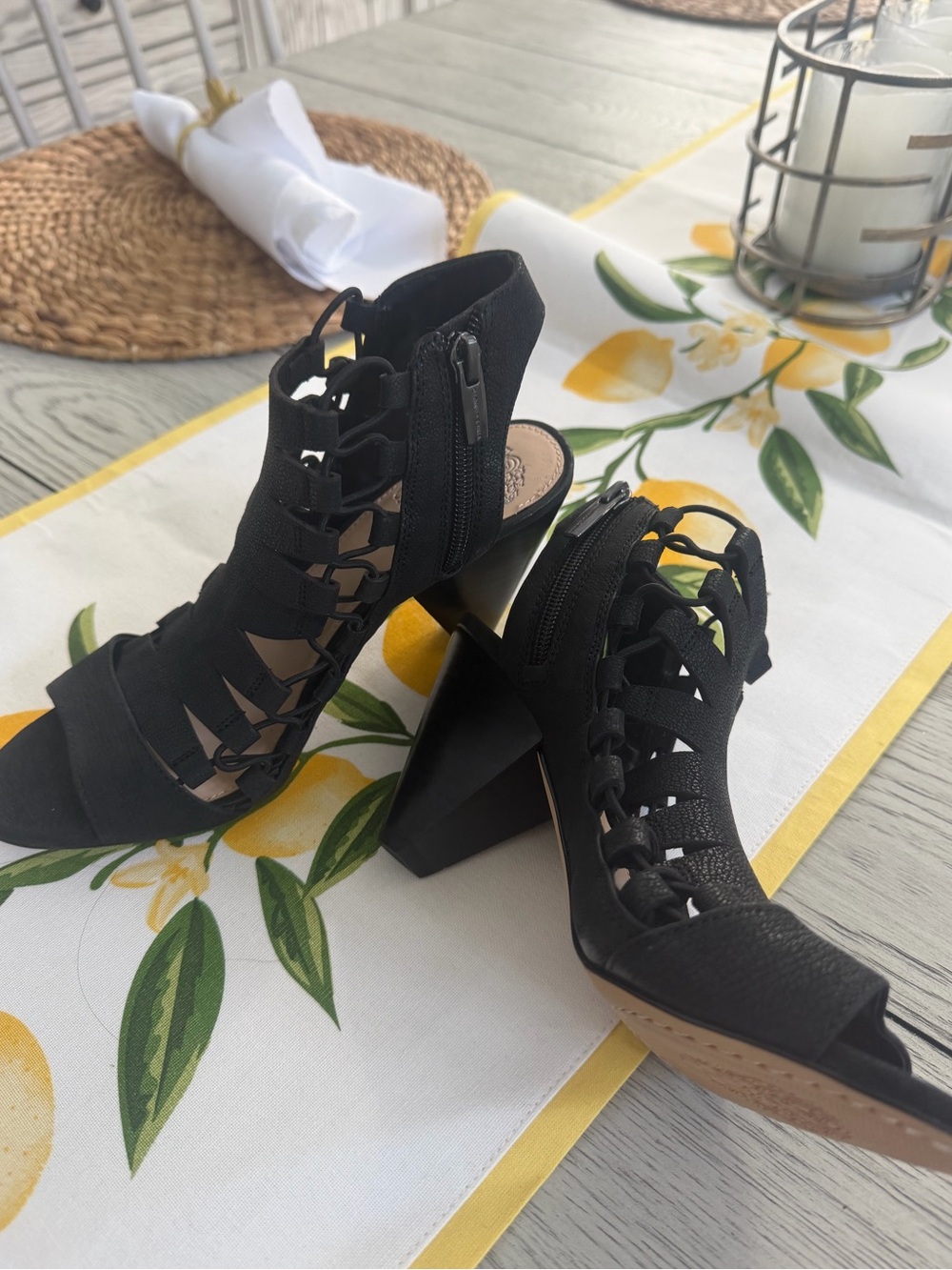 NWOT Vince Camuto Women's Black Strappy Block Heel Peep Toe Sandals - Sz 7.5 - Picture 2 of 5